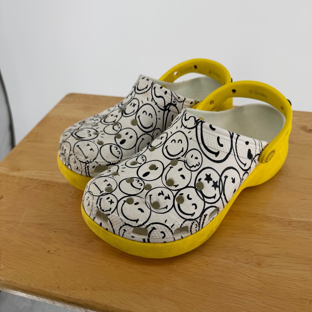 Crocs SmileyWorld Clog Womens 8 White Yellow Platform Smiley Face Print Kidcore
